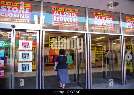 Wood Green, Londra, Regno Unito - 23 ago 2016 - Ultimi 6 giorni, come BHS (British Home Stores) memorizzare in legno verde si prepara a chiudere. Legno ramo verde sarà uno degli ultimi a chiudere il 28 agosto 2016. Credito: Dinendra Haria/Alamy Live News Foto Stock