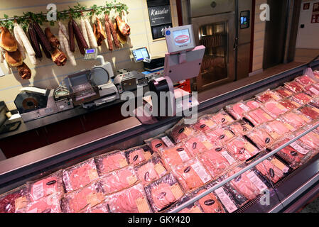 Moenchengladbach, Germania. Il 22 agosto, 2016. I prodotti a base di carne si trovano dietro il contatore di carne in un ramo del real,- SB-Warenhaus prima dell'inizio di un appuntamento Premere sull'argomento 'lavoro fattore di mercato commercio: formazione e qualifiche di ingresso' in Moenchengladbach, Germania, 22 agosto 2016. oto: Henning Kaiser/dpa/Alamy Live News Foto Stock