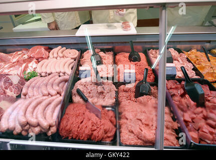 Moenchengladbach, Germania. Il 22 agosto, 2016. I prodotti a base di carne si trovano dietro il contatore di carne in un ramo del real,- SB-Warenhaus prima dell'inizio di un appuntamento Premere sull'argomento 'lavoro fattore di mercato commercio: formazione e qualifiche di ingresso' in Moenchengladbach, Germania, 22 agosto 2016. oto: Henning Kaiser/dpa/Alamy Live News Foto Stock