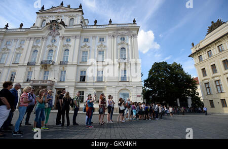 Il Castello di Praga, Repubblica Ceca. 23 Agosto, 2016. Agenzie di viaggio hanno criticato l'intensificato le misure di sicurezza presso il Castello di Praga, il seggio presidenziale e la maggior parte del patrimonio popolare di vista nella Repubblica ceca, dicendo che i controlli di sollevare i loro costi e la briga di turisti. Le lunghe code sono state formate di volta in volta al di fuori del castello, principalmente su Hradcany piazza e ponte in polvere, a causa di controlli. In 'tourist ore di punta" intorno a mezzogiorno, la gente ha dovuto attendere decine di minuti per arrivare a. Credito: CTK/Alamy Live News Foto Stock