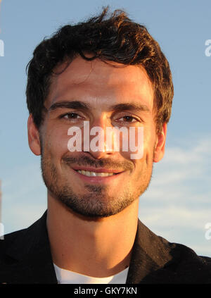 Monaco di Baviera, Germania. 23 Ago, 2016. Mats Hummels, giocatore di calcio a FC Bavaria Monaco di Baviera, in occasione di una conferenza stampa della Tag Heuer al roof garden dell'hotel Bayrischer Hof a Monaco di Baviera, Germania, il 23 agosto 2016. Gli svizzeri Orologi di lusso fabbricante ha contratto Hummels quest'anno. Foto: Ursula Düren/dpa/Alamy Live News Foto Stock