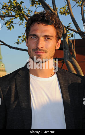 Monaco di Baviera, Germania. 23 Ago, 2016. Mats Hummels, giocatore di calcio a FC Bavaria Monaco di Baviera, in occasione di una conferenza stampa della Tag Heuer al roof garden dell'hotel Bayrischer Hof a Monaco di Baviera, Germania, il 23 agosto 2016. Gli svizzeri Orologi di lusso fabbricante ha contratto Hummels quest'anno. Foto: Ursula Düren/dpa/Alamy Live News Foto Stock