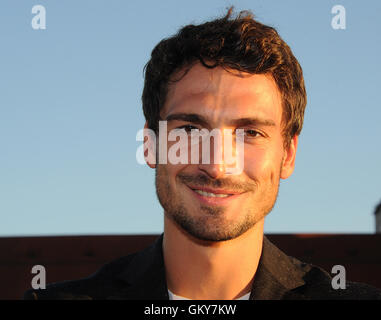 Monaco di Baviera, Germania. 23 Ago, 2016. Mats Hummels, giocatore di calcio a FC Bavaria Monaco di Baviera, in occasione di una conferenza stampa della Tag Heuer al roof garden dell'hotel Bayrischer Hof a Monaco di Baviera, Germania, il 23 agosto 2016. Gli svizzeri Orologi di lusso fabbricante ha contratto Hummels quest'anno. Foto: Ursula Düren/dpa/Alamy Live News Foto Stock
