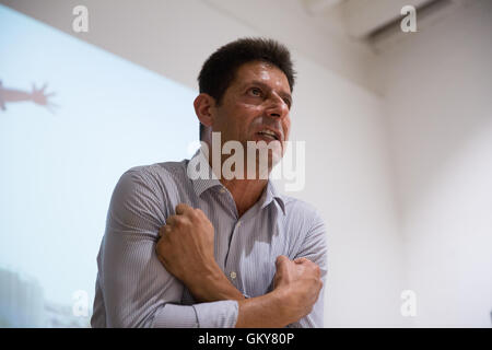 Londra, Regno Unito. 23 Agosto, 2016. Mahmoud Zwahre, coordinatore di Al-Ma'sara villaggio Comitato Popolare, si rivolge a un pubblico al posto di San Valentino durante un tour che parla dal fotoreporter palestinese Hamde Abu Rahma. Credito: Mark Kerrison/Alamy Live News Foto Stock