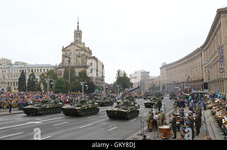 Kiev, Ucraina. 24 Agosto, 2016. Attrezzature militari delle Forze Armate dell'Ucraina in movimento su Khreschatyk street nel centro della città di Kiev durante una parata militare, dedicata al giorno di indipendenza dell'Ucraina. L'Ucraina celebra il venticinquesimo anniversario dell indipendenza. Credito: Oleksandr Prykhodko/Alamy Live News Foto Stock