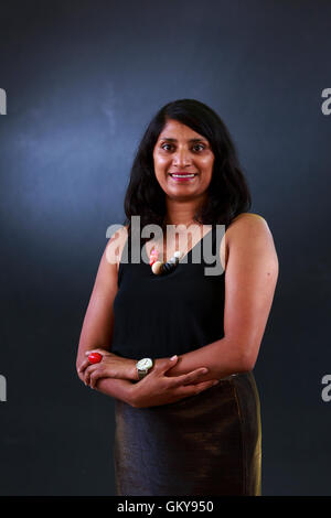 Edinburgh, Regno Unito. 24 Ago, 2016. Edinburgh International Book Festival XII Giornata. Edinburgh International Book Festival si svolge a Charlotte Square Gardens. Edimburgo. Nella foto Chitra Ramaswamy. Credito: pak@ Mera/Alamy Live News Foto Stock