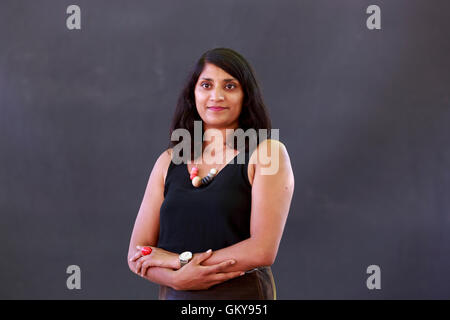 Edinburgh, Regno Unito. 24 Ago, 2016. Edinburgh International Book Festival XII Giornata. Edinburgh International Book Festival si svolge a Charlotte Square Gardens. Edimburgo. Nella foto Chitra Ramaswamy. Credito: pak@ Mera/Alamy Live News Foto Stock