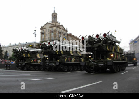 Kiev, Ucraina. 24 Ago, 2016. Gli ucraini il XXV anniversario dell'indipendenza dell'Ucraina dall'Unione Sovietica nel 1991. Credito: Sergii Kharchenko/ZUMA filo/Alamy Live News Foto Stock