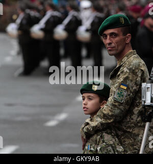 Kiev, Ucraina. 24 Ago, 2016. Gli ucraini il XXV anniversario dell'indipendenza dell'Ucraina dall'Unione Sovietica nel 1991. Credito: Sergii Kharchenko/ZUMA filo/Alamy Live News Foto Stock