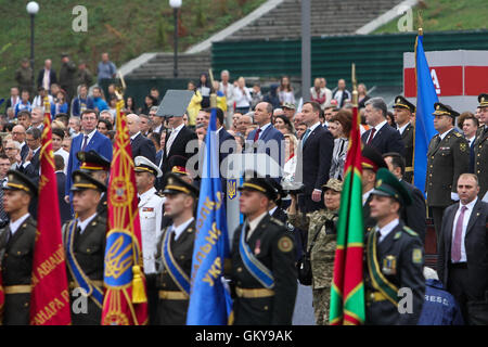 Kiev, Ucraina. 24 Ago, 2016. Gli ucraini il XXV anniversario dell'indipendenza dell'Ucraina dall'Unione Sovietica nel 1991. Credito: Sergii Kharchenko/ZUMA filo/Alamy Live News Foto Stock