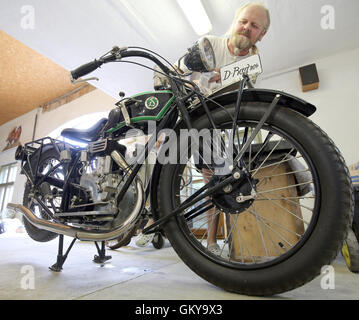 Michael Sander presenta nella sua officina a D bike R04 da 1925 da Egsdorf, Germania, 23 agosto 2016. Sander ha restaurato amorevolmente il moto in una meticolosa di dettaglio che è stato usato come un illuminazione come una lampada a carburo al motore tedesco opere A.G. Foto: Wolfgang Kumm/dpa Foto Stock