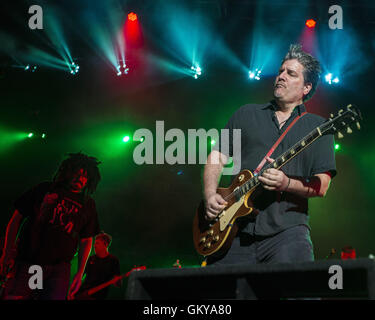 Indianapolis, Indiana, Stati Uniti d'America. 21 Ago, 2016. ADAM DURITZ dei Counting Crows esegue a Klipsch Music Center il 21 agosto 2016 a Indianapolis, Indiana. © Lora di oliva ZUMA/filo/Alamy Live News Foto Stock