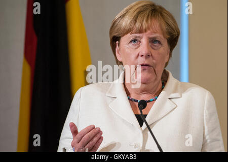 Tallinn, Estonia, 24 agosto 2016. Il cancelliere tedesco Angela Merkel indirizzi media dopo la riunione estone di Primo Ministro Taavi Roivas (non mostrato) a Steenbok House. Il futuro dell'Unione europea dopo la Brexit sarà uno dei principali temi del loro incontro. Estonia ospiterà la Presidenza del Consiglio dell'Unione europea nella seconda metà del 2017, questo per la prima volta. Credito: Nicolas/Bouvy Alamy Live News Foto Stock