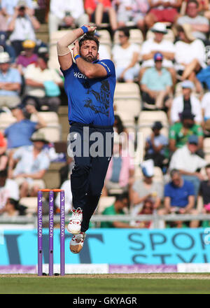 Ageas ciotola, Southampton, UK. 24 Ago, 2016. 1 Royal London un giorno International Cricket. Tra Inghilterra e Pakistan. L'Inghilterra del Liam Plunkett bocce Credito: Azione Sport Plus/Alamy Live News Foto Stock