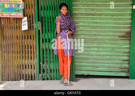 Dacca in Bangladesh. 24 Agosto, 2016. Un cieco del Bangladesh donna attende all'interno della strada per mendicare a Paltan a Dhaka, nel Bangladesh. Il 24 agosto 2016 Credit: Mamunur Rashid/Alamy Live News Foto Stock