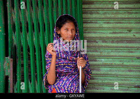 Dacca in Bangladesh. 24 Agosto, 2016. Un cieco del Bangladesh donna attende all'interno della strada per mendicare a Paltan a Dhaka, nel Bangladesh. Il 24 agosto 2016 Credit: Mamunur Rashid/Alamy Live News Foto Stock