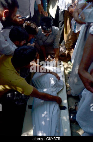 Srinagar Kashmir. 24 Agosto, 2016. I parenti di Aamir Bashir che è stato ucciso dopo le forze indiane shot pellets durante le proteste nel distretto di Pulwama della controllata indiana del Kashmir. Credito: Muzamil Mattoo/Alamy Live News Foto Stock