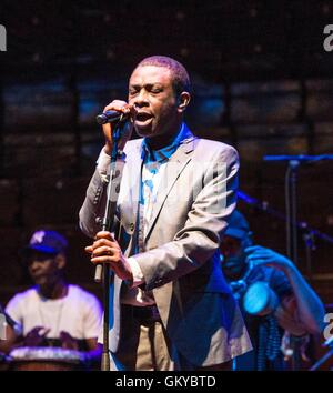 Edimburgo, Scozia, Regno Unito. 24 Agosto, 2016. Cantante senegalese e musicista Youssou N'Dour fa un raro prestazioni del Regno Unito come parte della Edinburgh International Festival fotografia scattata durante il sound-check prove generali di credito: Richard Dyson/Alamy Live News Foto Stock