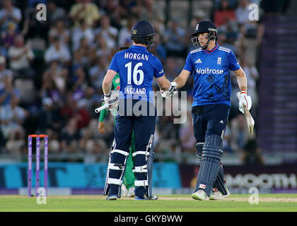 Ageas ciotola, Southampton, UK. 24 Ago, 2016. 1 Royal London un giorno International Cricket. Tra Inghilterra e Pakistan. Inghilterra è Joe radice è congratulato da Inghilterra capitano Eoin Morgan, dopo aver raggiunto il suo mezzo secolo Credito: Azione Sport Plus/Alamy Live News Foto Stock