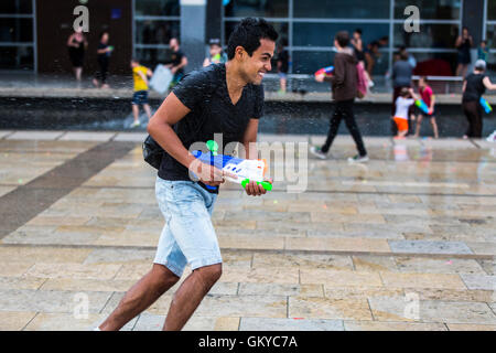 Bristol, Regno Unito. 24 Agosto, 2016. Un massiccio acqua lotta ha avuto luogo a Bristol's Millennium Square questa sera. Decine di persone hanno utilizzato le pistole ad acqua, bottiglie, palloncini e benne per attaccare ogni altro con acqua. Avon e Somerset Vigili del Fuoco sono arrivati con un motore Fire a partecipare. Hanno partecipato anche il Bristol l' ex-eletto sindaco, George Ferguson. L evento è stato organizzato per raccogliere fondi per un senzatetto YMCA hostel. Bristol, Regno Unito. 24 agosto 2016. Credito: Fotografia Redorbital/Alamy Live News Foto Stock