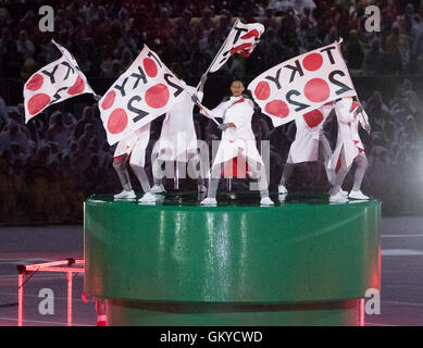 Rio de Janerio, RJ, Brasile. 21 Ago, 2016. Gli artisti interpreti o esecutori onde bandiere durante il ''See hai a Tokyo'' prestazioni, come i giochi si muovono a Tokyo nel 2020 durante i Giochi Olimpici cerimonia di chiusura a Maracana Stadium durante il 2016 Rio giochi olimpici estivi giochi. © Paul Kitagaki Jr. zReportage.com/ZUMA/filo/Alamy Live News Foto Stock