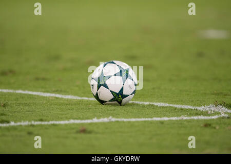 Il match ball, 23 agosto 2016 - Calcio : UEFA Champions League Play-off di seconda gamba match tra AC Roma 0-3 FC Porto allo Stadio Olimpico di Roma, Italia. (Foto di Maurizio Borsari/AFLO) Foto Stock