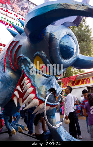Cartone gigante bull (torito) con fuochi d'artificio sfilano durante la Nazionale festival pirotecnico in Tultepec, Messico Foto Stock
