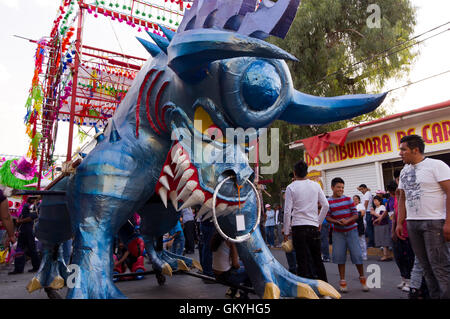 Cartone gigante bull (torito) con fuochi d'artificio sfilano durante la Nazionale festival pirotecnico in Tultepec, Messico Foto Stock