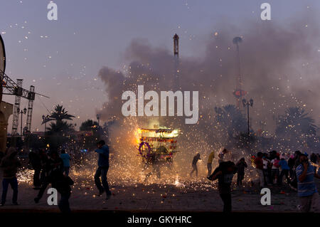 Quema de Toritos (tori pirotecnico) durante la Nazionale festival pirotecnico in Tultepec, Estado de Mexico Foto Stock