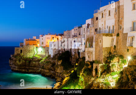 Polignano a Mare di notte. Mare e rocce. La città vecchia al di sopra del mare Foto Stock