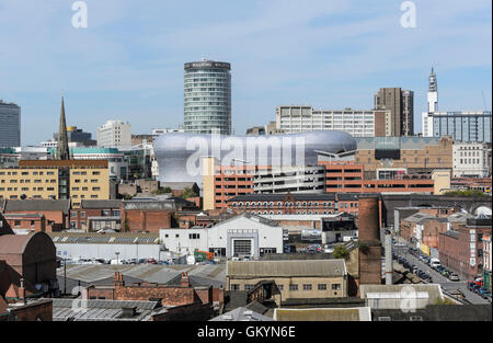 Vista verso il centro della città di Birmingham (tra cui l'Arena, la Rotonda) e la torre Telecom) dall'area di Digbeth della città. Foto Stock