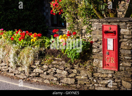 Postbox rosso nella parete in corrispondenza di Near Sawrey, Lake District, Cumbria Foto Stock