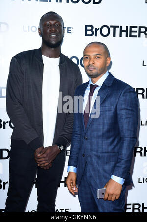 Stormzy (sinistra) e Noel Clarke frequentando la premiere mondiale di fratellanza a Vue Westfield Shepherd's Bush, Londra. Foto Stock