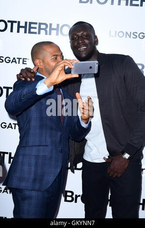 Stormzy (destra) e Noel Clarke frequentando la premiere mondiale di fratellanza a Vue Westfield Shepherd's Bush, Londra. Foto Stock