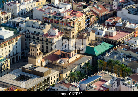 Vista sulla cima di Alicante town hall dal castello di Santa Barbara, Spagna Foto Stock