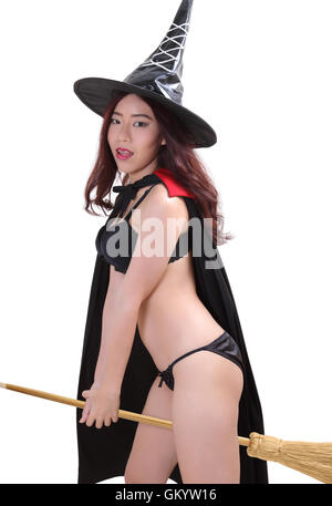 Ritratto di donna giovane strega in bikini nero e cappello nero su sfondo bianco Foto Stock