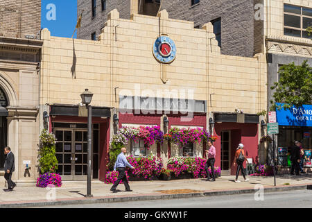 I pedoni a piedi passato il Vintage lounge nel centro cittadino di White Plains, New York. Foto Stock