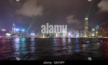 Laser show dal tetto dei grattacieli di Hong Kong: Sinfonia di Luci. Foto Stock