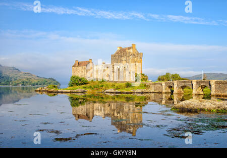 Il castello di Eilean Donan si riflette nell'alta marea sul Loch Alsh Foto Stock