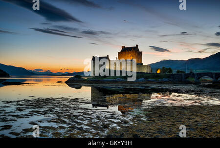 Tramonto al Castello Eilean Donan sulla costa occidentale delle Highlands scozzesi Foto Stock