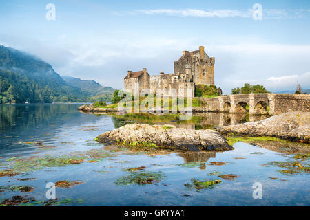 La mattina presto la luce del sole oltre il Castello Eilean Donan a Kyle of Lochalsh nelle Highlands occidentali della Scozia Foto Stock