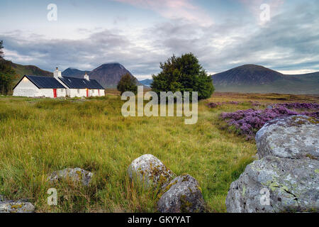Alba a Blackrock Cottage a Glen Etive nelle Highlands della Scozia Foto Stock