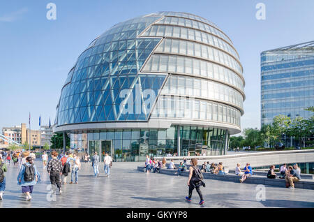 Le persone al di fuori della City Hall di Londra, Regno Unito Foto Stock