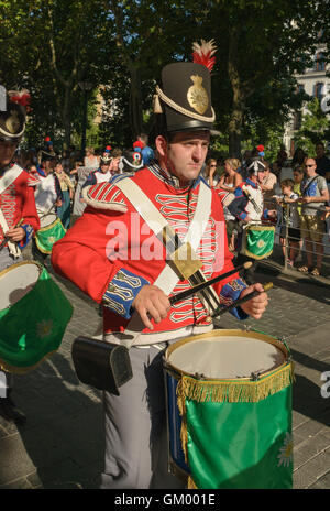 Tamborrada batteristi di banda su parade all'inizio di San Sebastian annuali di Semana Grande feria Spagna Foto Stock