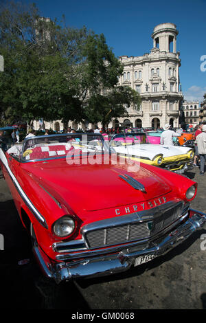 Dipinto luminosamente vecchio anni cinquanta vetture americane sul display nel centro di Havana per turisti di noleggiare Habana Cuba Foto Stock