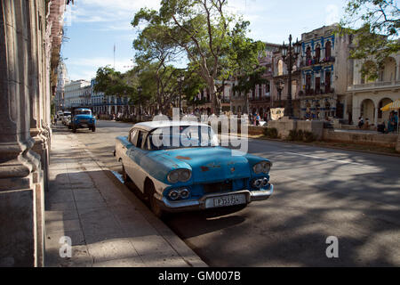 Dipinto luminosamente vecchio anni cinquanta vetture americane sul display nel centro di Havana per turisti di noleggiare Habana Cuba Foto Stock