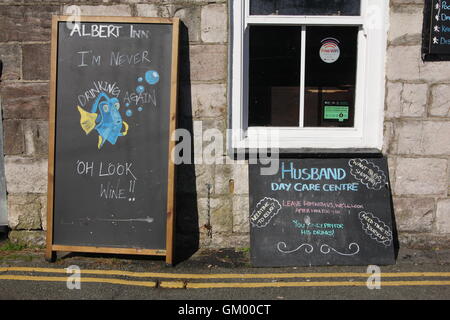 Funny segno da pub Albert a Caernarfon galles gran bretagna regno unito Foto Stock