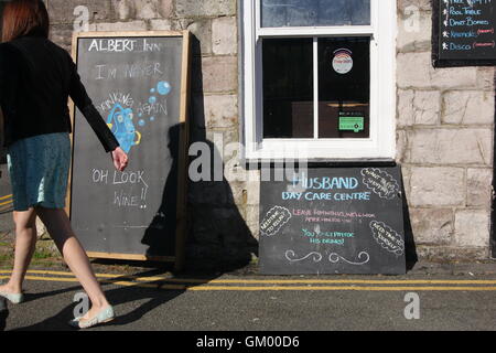 Funny segno da pub Albert a Caernarfon galles gran bretagna regno unito Foto Stock