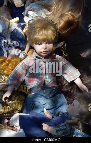 Antique un ragazzo e una ragazza bambole giocattoli antichi per la vendita al mercato delle pulci.