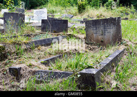 Vecchio, ricoperta di tombe a Arnos Vale cimitero in Bristol Foto Stock